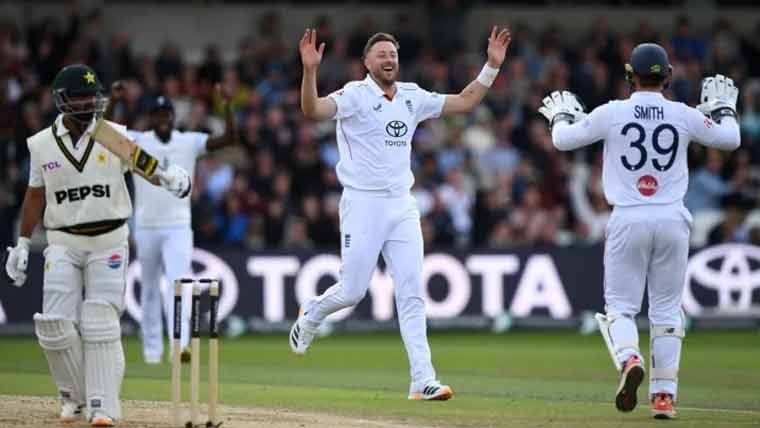 England Defeats Pakistan by an Inning