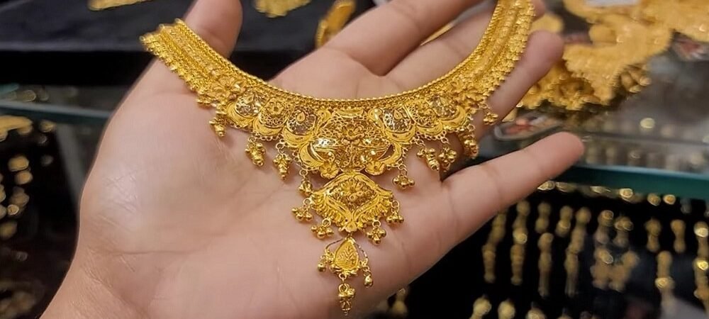 Gold Prices Drop in Global and Local Markets