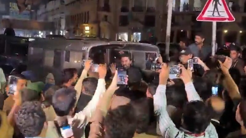 KP CM Sohail Afridi Sits in Police Van for Security, Later Sits on Lahore Roadside as Video Goes Viral
