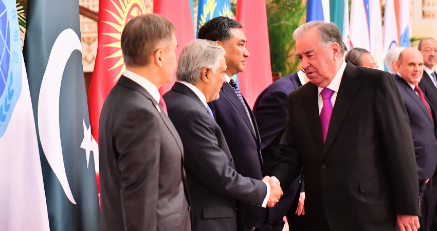 Deputy Prime Minister Ishaq Dar Meets Tajik President Emomali Rahmon in Dushanbe