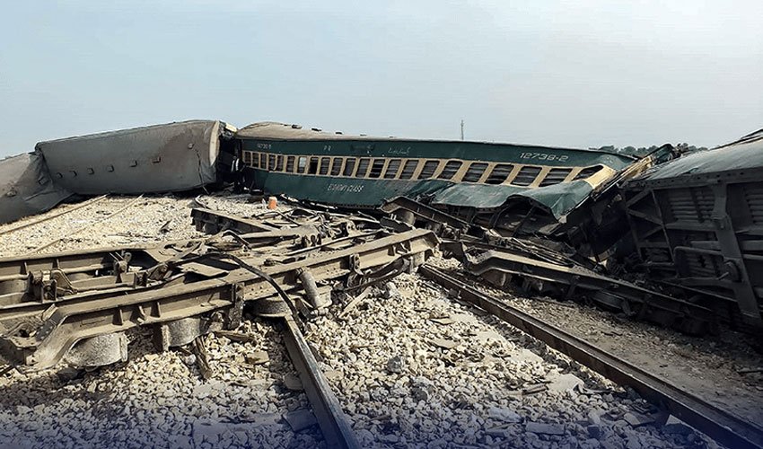 Rahman Baba Express Derails Near Multan, Resulting in 5 Fatalities and Over 30 Injuries