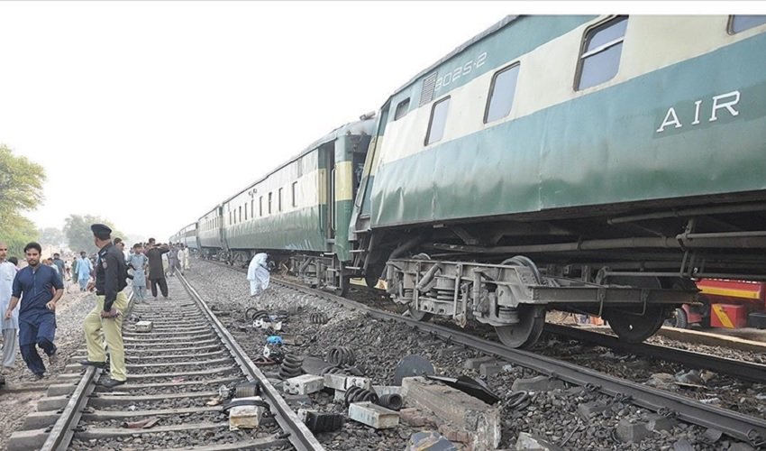 Millat Express Carriage Derails Near Daharki, Disrupting Train Services for Three Hours